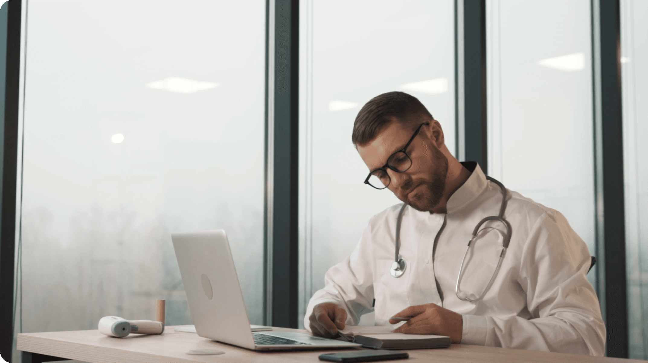 Médico utilizando Galeno IA en su laptop